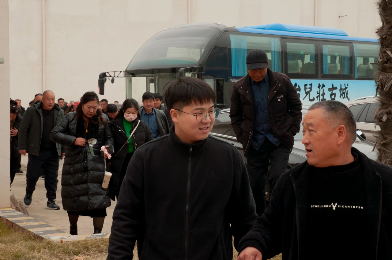 共望未來(lái)，譜合作新篇：福農(nóng)農(nóng)資團(tuán)隊(duì)蒞臨新鄉(xiāng)中電、弗思特進(jìn)行參觀(guān)考察。